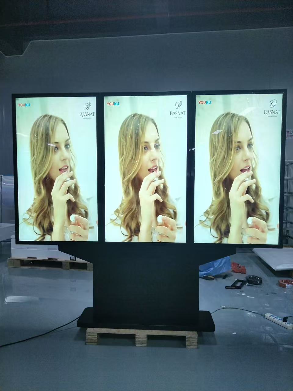 4K 49 55 65 75 75 inç Üçlü Ekran Açık Mekan Ticari Reklam Oyuncusu IP66 Su Geçirmez