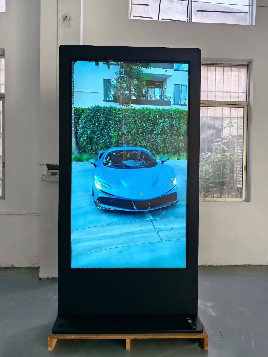 Dış mekan 86 inç zemin ayakta 2500nits kiosk 4K dijital tabela